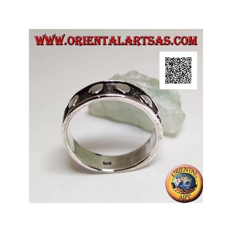 Anillo de plata con corazones lisos en bajorrelieve orientado al azar