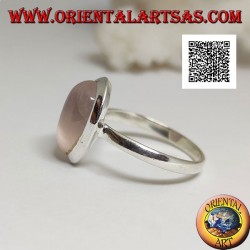 Anillo de plata con gota de cabujón de cuarzo rosa en un solitario engaste liso