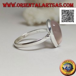 Anillo de plata con gota de cabujón de cuarzo rosa en un solitario engaste liso