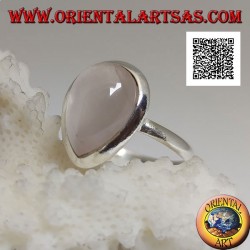 Anillo de plata con gota de cabujón de cuarzo rosa en un solitario engaste liso