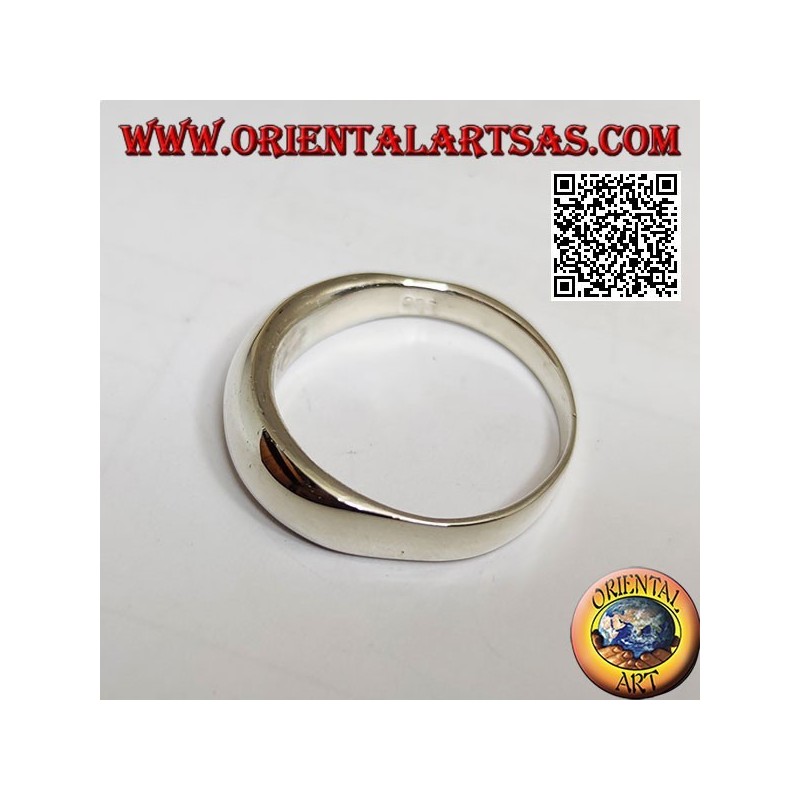 Anillo plateado liso con banda redondeada y gruesa en la parte delantera