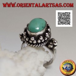 Bague en argent avec turquoise tibétaine ovale antique entourée de trio de boules et tissage (16)
