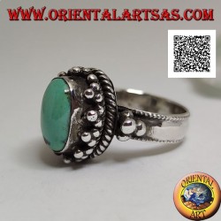 Bague en argent avec turquoise tibétaine ovale antique entourée de trio de boules et tissage (16)
