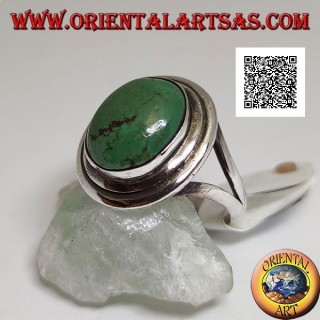 Anello in argento con turchese tibetano antico ovale con doppio bordo liscio agganciato lateralmente a due