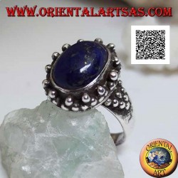 Bague en argent avec lapis lazuli ovale à décor triangulaire de boules sur et sur les côtés