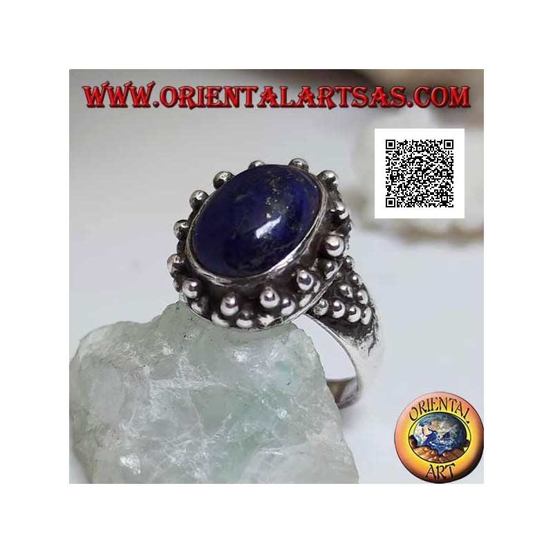 Anillo de plata con lapislázuli ovalado con decoración triangular de bolas alrededor y a los lados