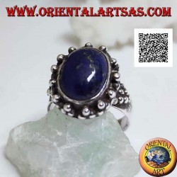 Anillo de plata con lapislázuli ovalado con decoración triangular de bolas alrededor y a los lados