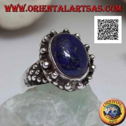 Bague en argent avec lapis lazuli ovale à décor triangulaire de boules sur et sur les côtés