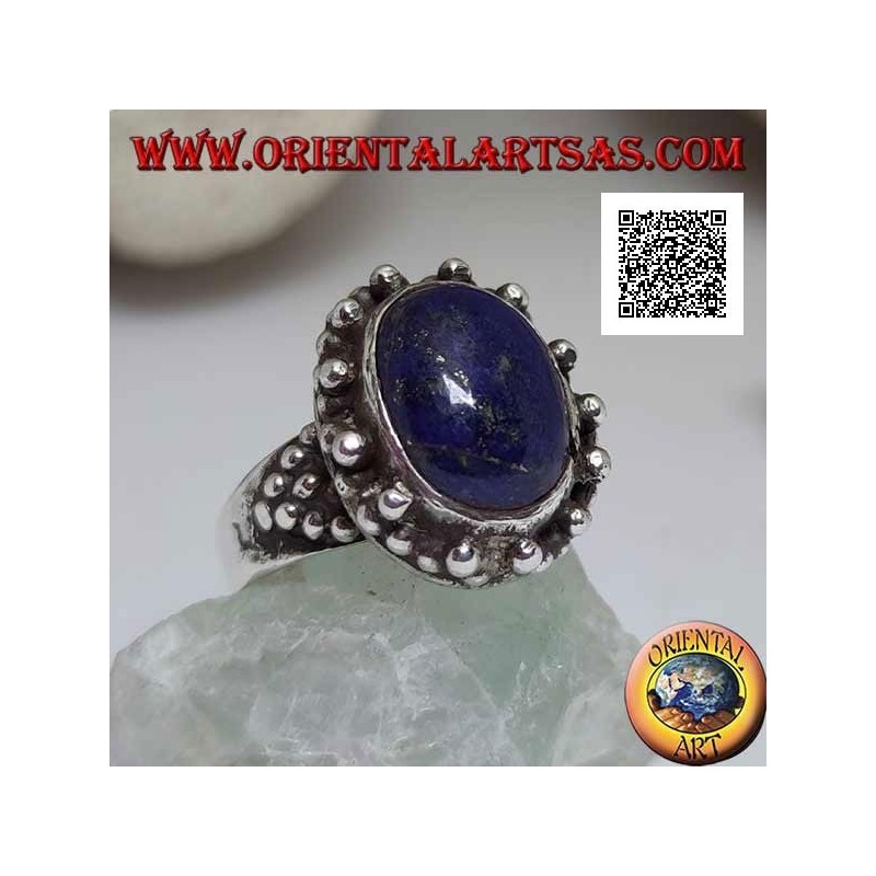Bague en argent avec lapis lazuli ovale à décor triangulaire de boules sur et sur les côtés