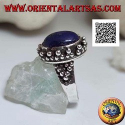 Silberring mit ovalem Lapislazuli mit dreieckiger Verzierung der Kugeln um und an den Seiten