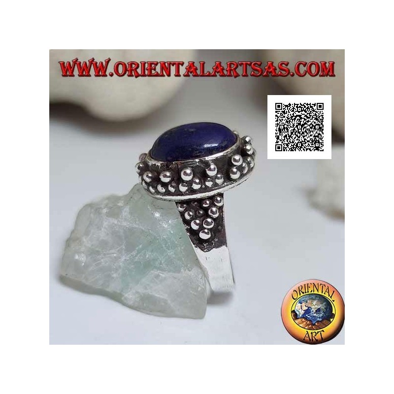 Silberring mit ovalem Lapislazuli mit dreieckiger Verzierung der Kugeln um und an den Seiten