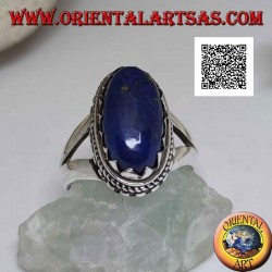 Silberring mit ovalem Lapislazuli, besetzt mit Dreiecken und mit Verflechtung