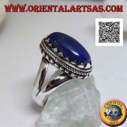 Silberring mit ovalem Lapislazuli, besetzt mit Dreiecken und mit Verflechtung