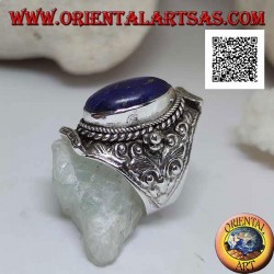 Anello in argento con lapislazzulo ovale su montatura nepalese e decoro etnico floreale in altorilievo 