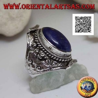 Silberring mit ovalem Lapislazuli auf nepalesischer Fassung und ethnischer Blumendekoration im Hochrelief