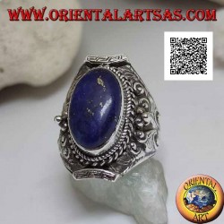 Silberring mit ovalem Lapislazuli auf nepalesischer Fassung und ethnischer Blumendekoration im Hochrelief