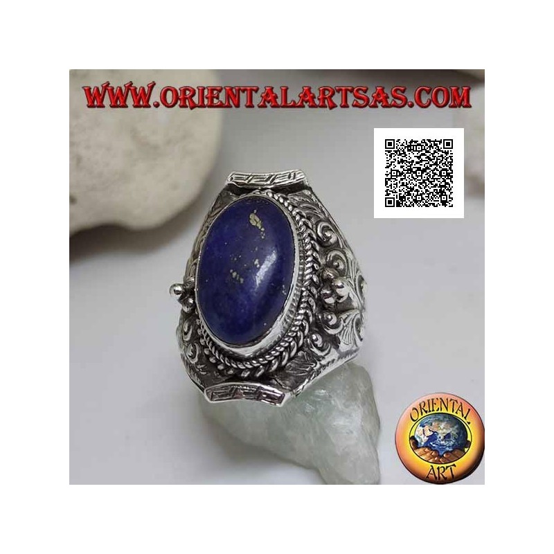 Anello in argento con lapislazzulo ovale su montatura nepalese e decoro etnico floreale in altorilievo