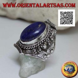 Silberring mit ovalem Lapislazuli auf nepalesischer Fassung und ethnischer Blumendekoration im Hochrelief