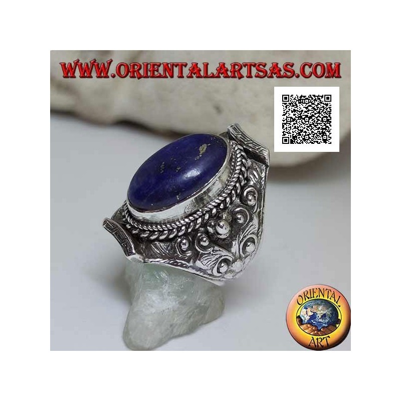 Silberring mit ovalem Lapislazuli auf nepalesischer Fassung und ethnischer Blumendekoration im Hochrelief