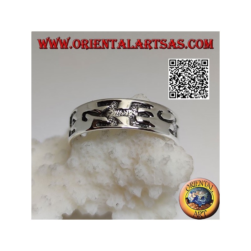 Silver ring with engraved thick stylized lizards