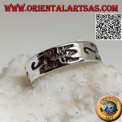 Anillo de plata con lagartos estilizados gruesos grabados