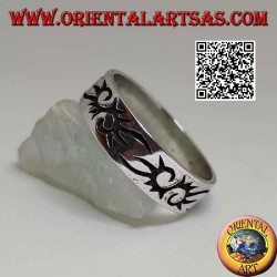 Silver ring with tribal style engraved S