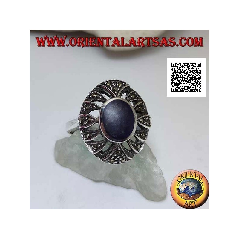 Anello in argento con lapislazzulo ovale su ovale bombato traforato tempestato di marcassite