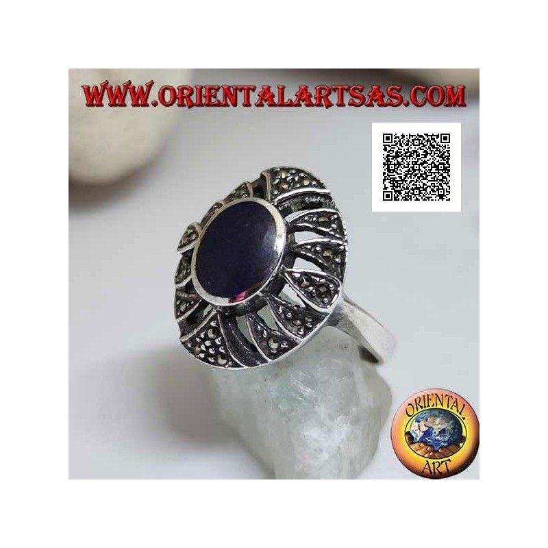 Bague en argent avec lapis lazuli ovale sur un ovale rond ajouré parsemé de marcassite