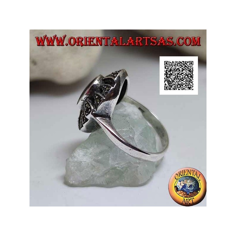 Anello in argento con lapislazzulo ovale su ovale bombato traforato tempestato di marcassite