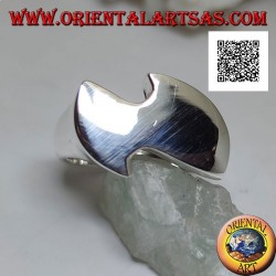Bague en argent lisse avec une forme plate, abstraite et sinueuse dans un style futuriste