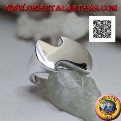 Smooth silver ring with a flat, abstract and sinuous shape in a futuristic style