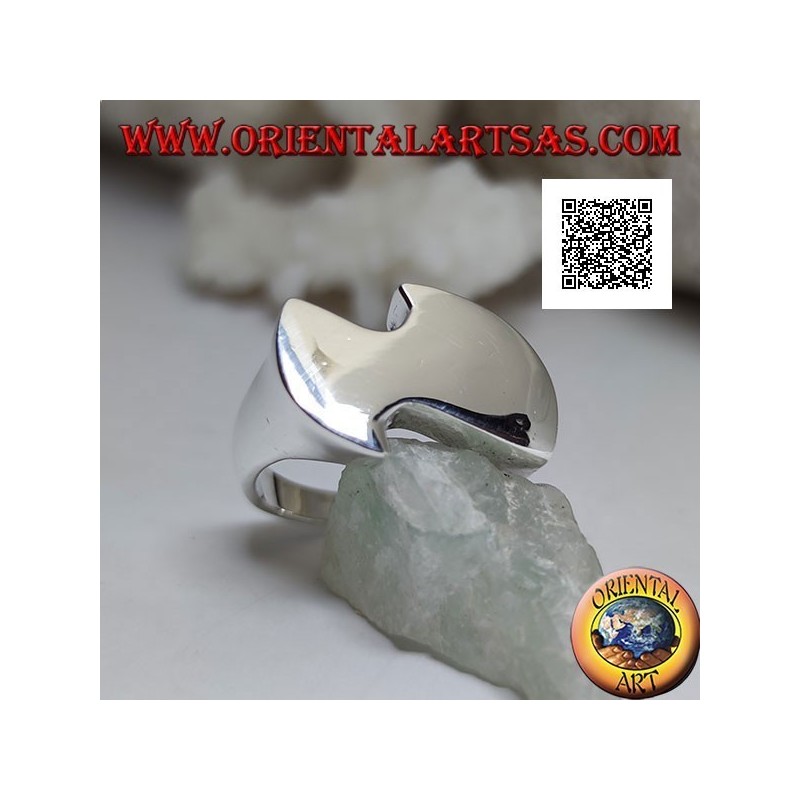 Anillo de plata lisa con forma plana, abstracta y sinuosa de estilo futurista
