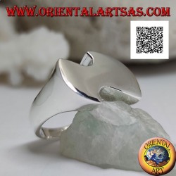 Glatter Silberring mit einer flachen, abstrakten und geschwungenen Form in einem futuristischen Stil