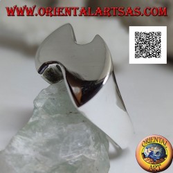 Glatter Silberring mit einer flachen, abstrakten und geschwungenen Form in einem futuristischen Stil