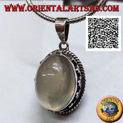 Silberanhänger mit ovalem Cabochon-Mondstein, umgeben von Interlacing und drei Scheiben