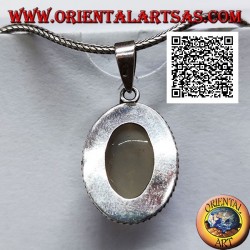 Silberanhänger mit ovalem Cabochon-Mondstein, umgeben von Interlacing und drei Scheiben