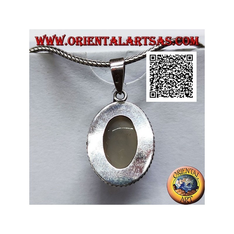 Silberanhänger mit ovalem Cabochon-Mondstein, umgeben von Interlacing und drei Scheiben