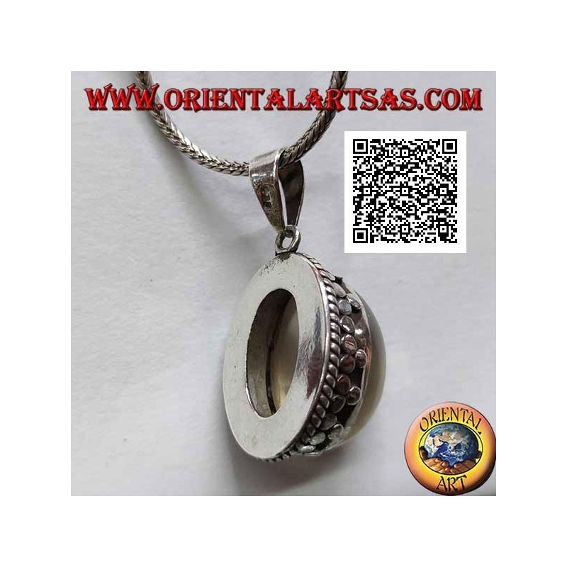 Ciondolo in argento con pietra di luna ovale cabochon contornata da intreccio e tris di dischetti