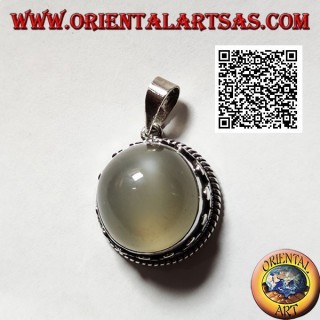 Colgante de plata con piedra de luna redonda cabujón rodeado de entrelazado y trío de discos