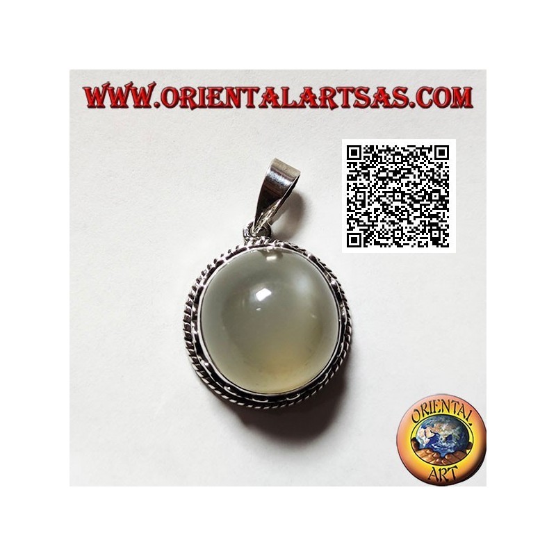 Ciondolo in argento con pietra di luna tonda cabochon contornata da intreccio e tris di dischetti
