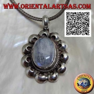 Ciondolo in argento con pietra di luna arcobaleno (adularia) ovale contornata da dischetti traforati