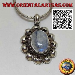 Pendentif en argent avec une pierre de lune ovale arc-en-ciel (adularia) entourée de disques perforés