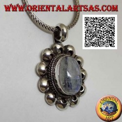Pendentif en argent avec une pierre de lune ovale arc-en-ciel (adularia) entourée de disques perforés