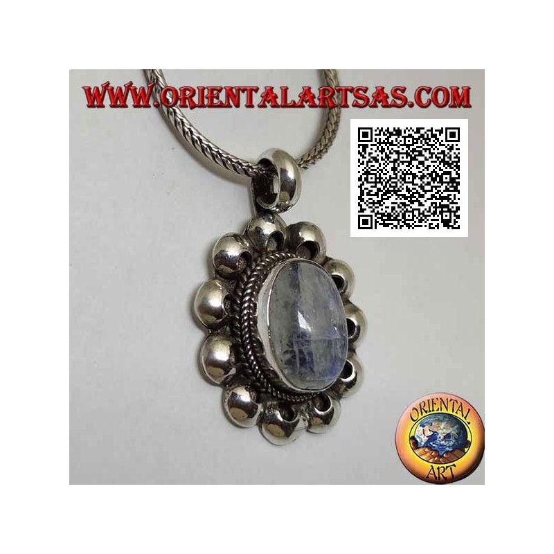 Colgante de plata con una piedra lunar arcoíris ovalada (adularia) rodeada de discos perforados