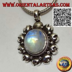 Pendentif en argent avec une pierre de lune ovale arc-en-ciel (adularia) entourée de disques découpés