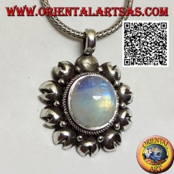 Pendentif en argent avec une pierre de lune ovale arc-en-ciel (adularia) entourée de disques découpés