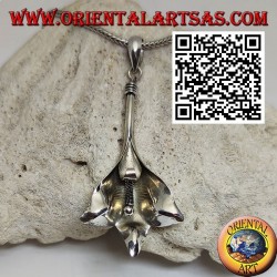 Silberanhänger in Form einer großen Lilie (Lilium)