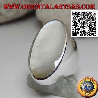 Anillo de plata con gran nácar ovalado al ras con el borde en un engaste suave