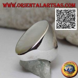 Anillo de plata con gran nácar ovalado al ras con el borde en un engaste suave