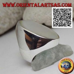 Anillo de plata con gran nácar ovalado al ras con el borde en un engaste suave